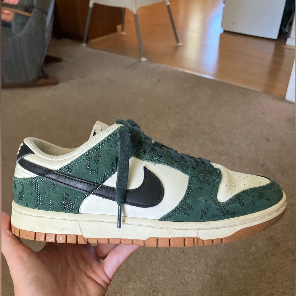 Nike dunk low in green snake